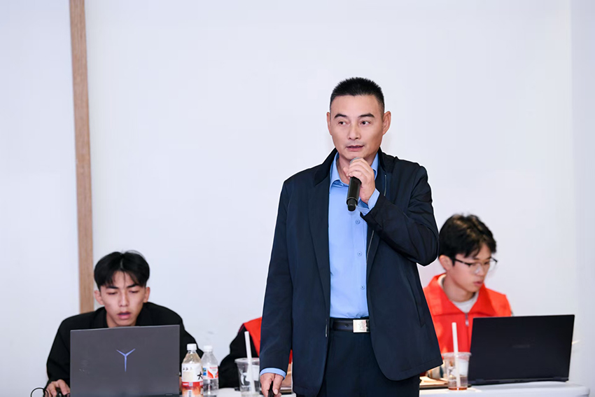 退役军人王军向评为介绍自己的创业项目。受访者供图